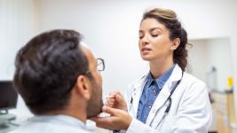 Razumevanje tumora larinksa: Uzroci, simptomi i lečenje