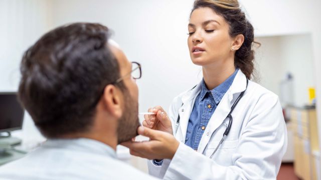 Razumevanje tumora larinksa: Uzroci, simptomi i lečenje Razumevanje tumora larinksa: Uzroci, simptomi i lečenje